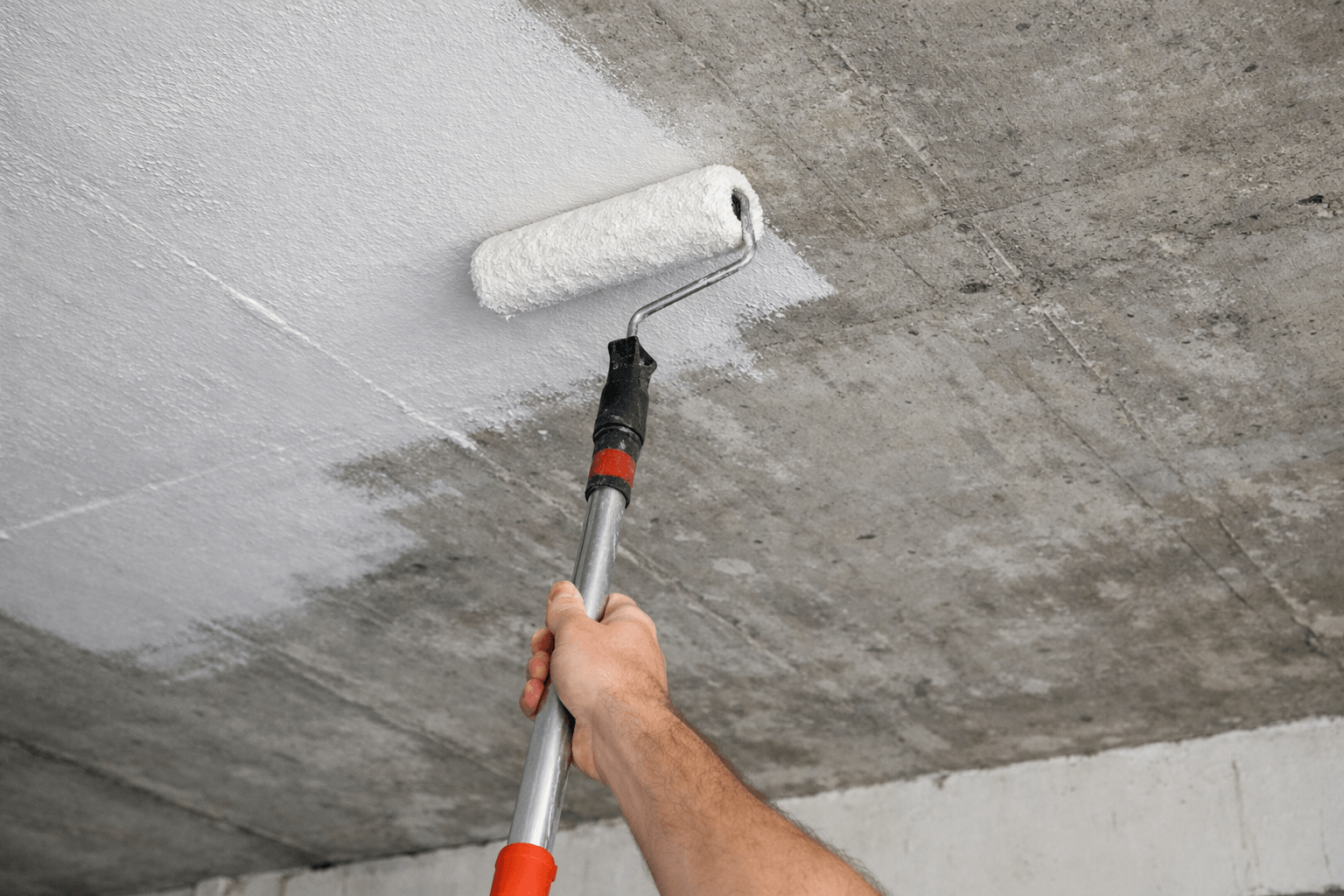 Czym pomalować sufit betonowy, aby uzyskać modny, industrialny loft w swoim domu