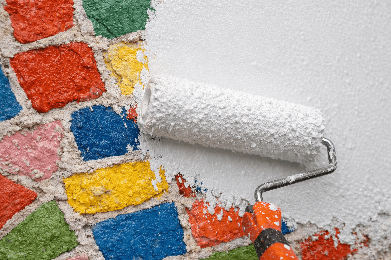 Czym pomalować tynk mozaikowy wewnątrz, gdy znudzi Ci się jego tradycyjny wygląd