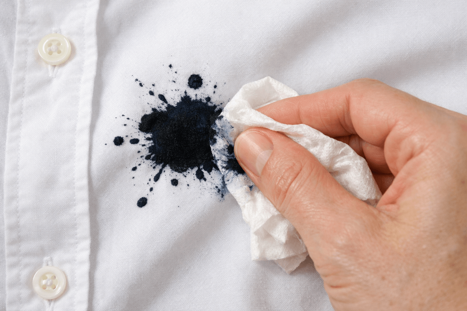 Czym zmyć atrament, by pozbyć się plam z koszuli raz a skutecznie