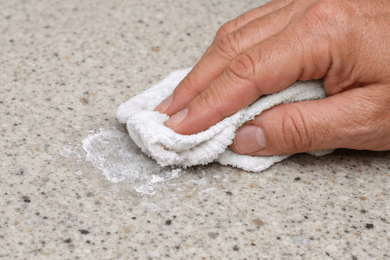 Czym zmyć kropelkę z blatu, by nie zostawić białych śladów