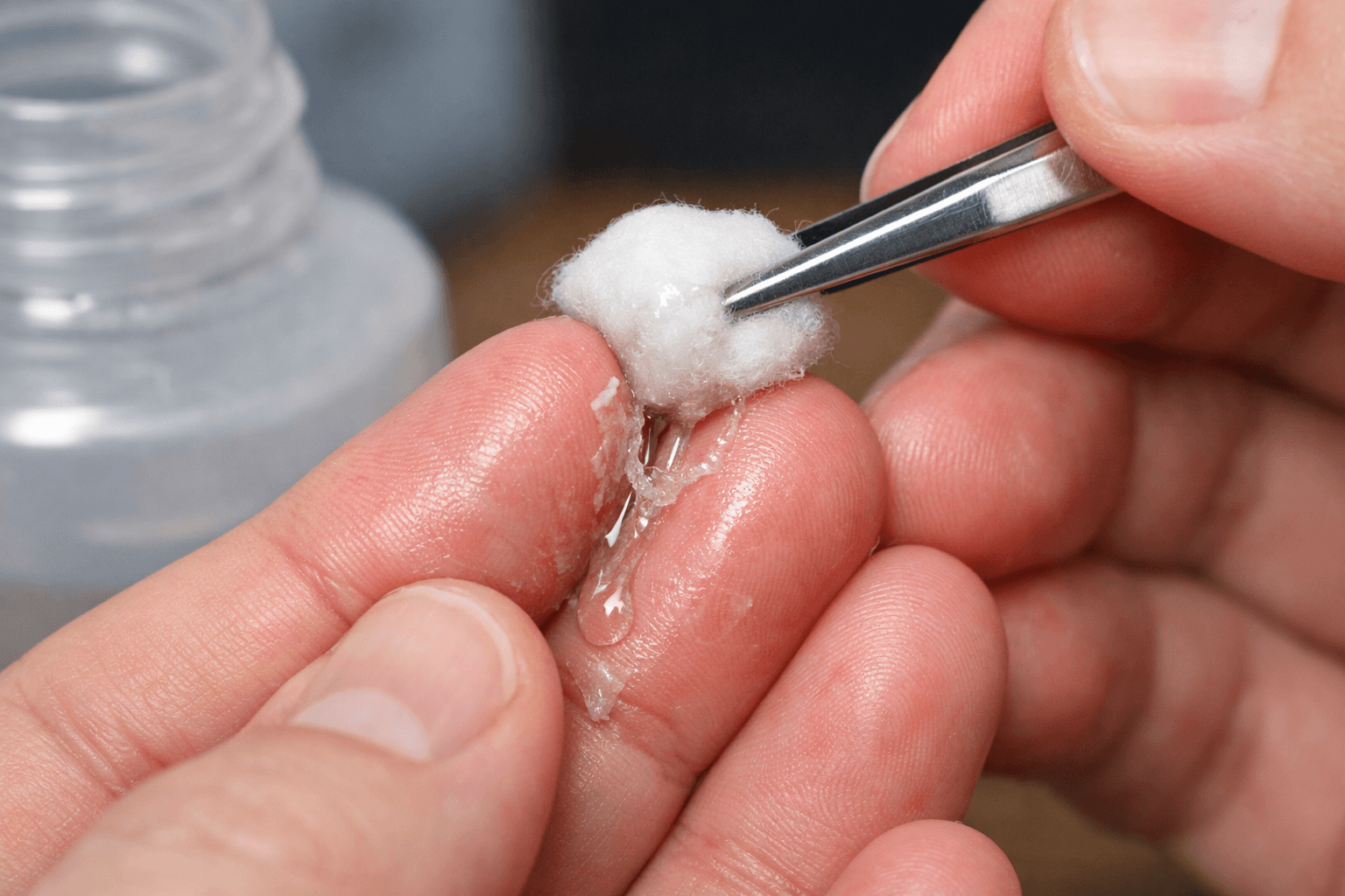 Czym zmyć super glue, gdy Twoje palce nagle staną się jednością